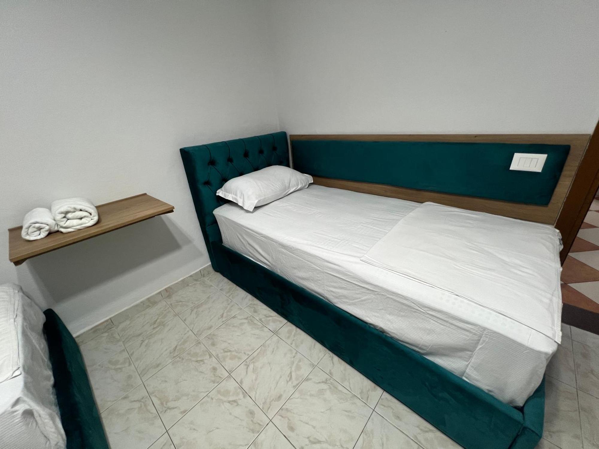 Sisterhood Hostel-Female Only Tirana Eksteriør billede
